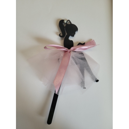 Topper siedząca kobieta w jasnoróżowej sukience 13 x 10 cm