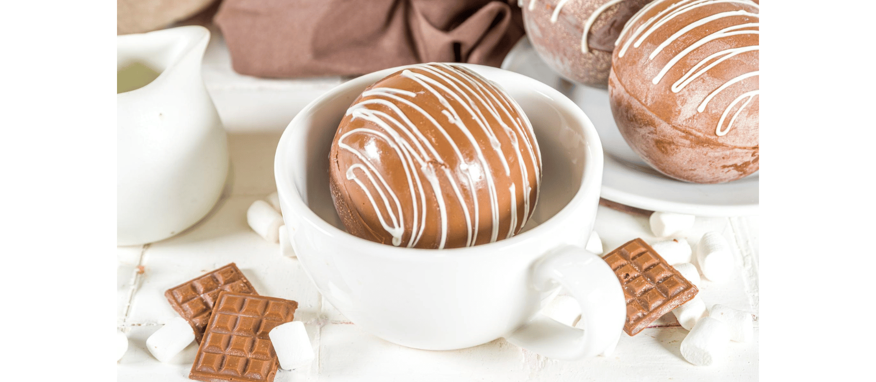 Kule czekoladowe do gorącego mleka – jak zrobić w domu? Przepis, pomysły i akcesoria