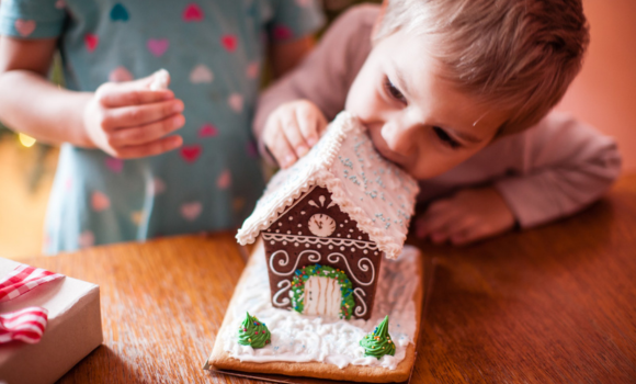 Jak zrobić domek z piernika? Przepis, składanie i dekorowanie krok po kroku