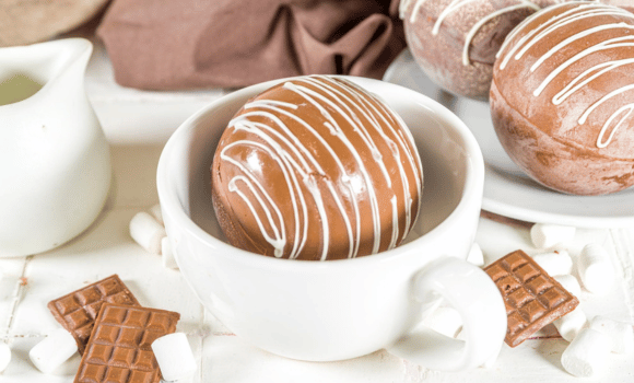 Kule czekoladowe do gorącego mleka – jak zrobić w domu? Przepis, pomysły i akcesoria